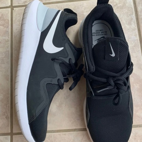 Nike Women’s Tessen Running Shoe - Picture 5 of 8